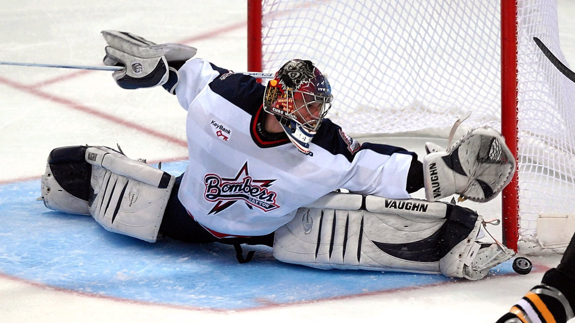 球队在关键比赛中凭借防守反击实现逆转，防守球员被进攻队员超越时,应该采用 步伐来追赶