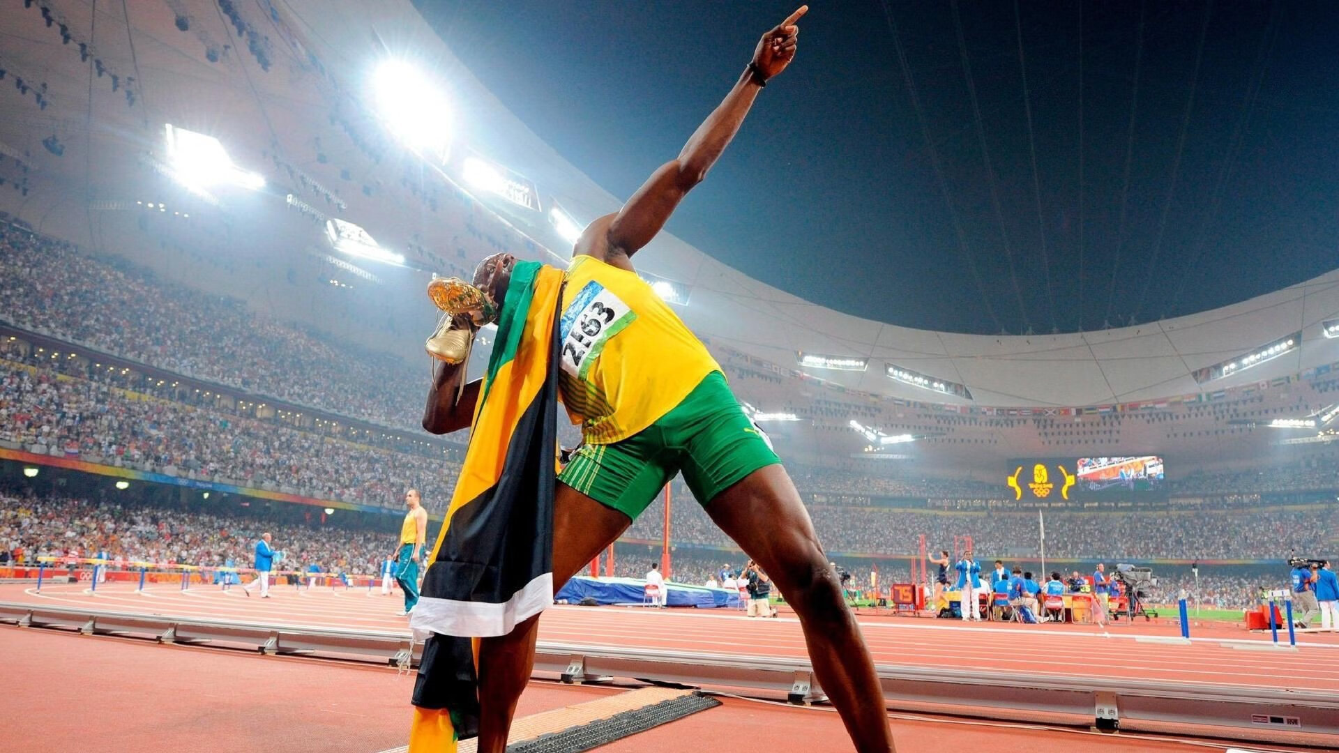 麦金托什女子800米自由泳表现无懈可击，加拿大游泳运动员麦金托什